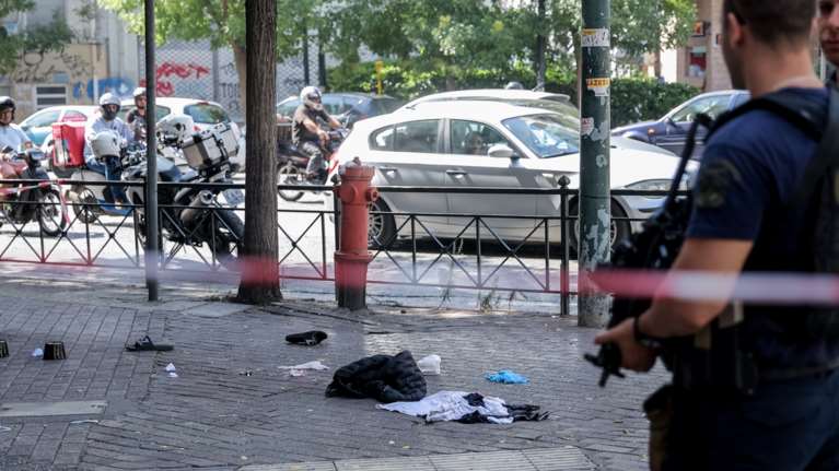 Συναγερμός στο κέντρο της Αθήνας: Πυροβολισμοί με δύο τραυματίες - &quot;Γάζωσαν&quot; τον ένα με πέντε σφαίρες [Εικόνες]