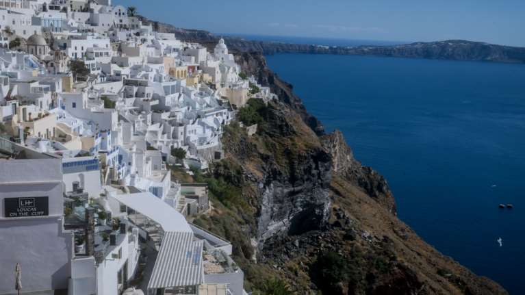 Έτσι σκότωσε τον ξενοδόχο στη Σαντορίνη: "Θόλωσα" λέει ο 20χρονος δράστης που τον έλουσε με βότκα και τον έκαψε