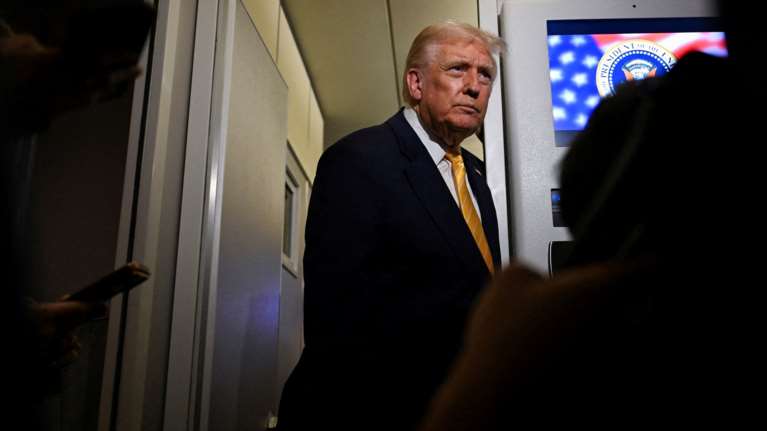 Εξαλλος ο Τραμπ με γυναίκα δημοσιογράφο που τον ρωτάει για τον Έπσταϊν: &quot;Ήσυχα, ήσυχα, γουρουνίτσα&quot;