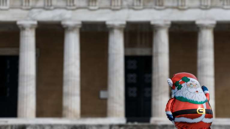 Κορονοϊός - Εφιαλτικό σενάριο: Lockdown και τα Χριστούγεννα - Ηχηρές προειδοποιήσεις των ειδικών