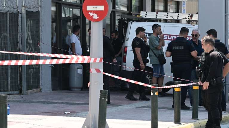 Κολωνός: Είχε συλληφθεί ξανά ο ληστής με το μαχαίρι - Κλώτσαγε το περιπολικό και επιτέθηκε στους αστυνομικούς πριν τον πυροβολήσουν