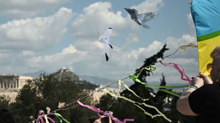 Καθαρά Δευτέρα: Πώς έκανε Κούλουμα η Ελλάδα - Σε παραλίες, πάρκα και βουνά - Στον Λόφο Φιλοπάππου οι Αθηναίοι [Εικόνες]