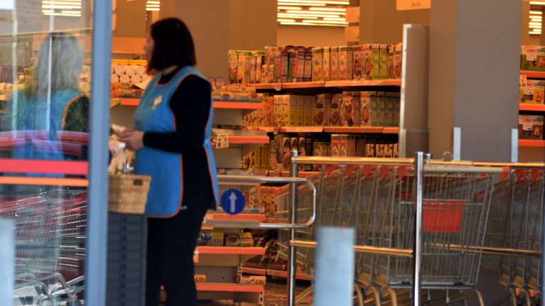 Τα πρώτα πλαφόν στα σούπερ μάρκετ: &quot;Κρυφτούλι&quot; σε ζάχαρη και σιτηρά - Οι πρώτες μεμονωμένες ελλείψεις