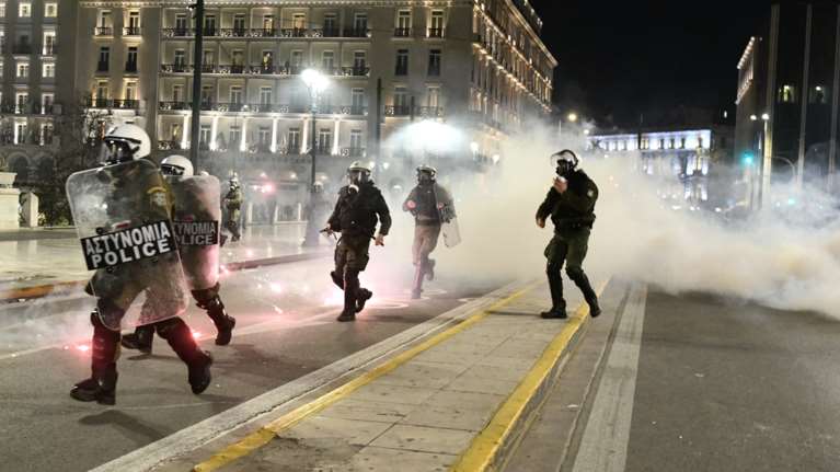 Επεισόδια στο Σύνταγμα: Πετροπόλεμος και χημικά μετά την πορεία για την τραγωδία στα Τέμπη - Ένταση σε Θεσσαλονίκη, Λάρισα [Εικόνες - Βίντεο]