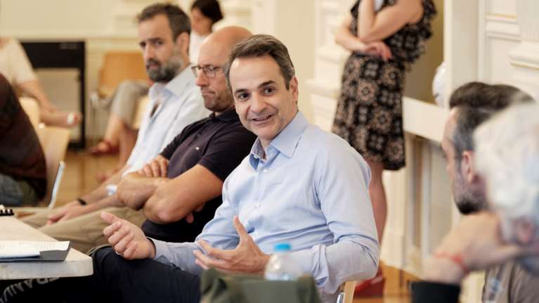 Στην 1η πρόβα του Εθνικού Θεάτρου ο Μητσοτάκης: &quot;Δεν θα αφήσουμε ξεκρέμαστους τους ανθρώπους της τέχνης τον χειμώνα&quot;