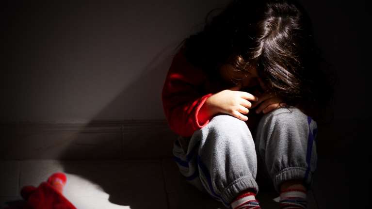 Συγκλονιστικά στοιχεία: Ενας στους επτά ενήλικες στην Ελλάδα έχει βιώσει σεξουαλική βία στην παιδική ηλικία