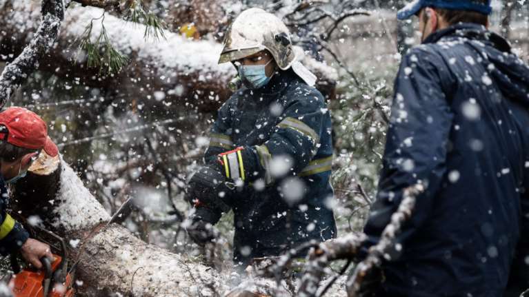 &quot;Μήδεια&quot;: Στη &quot;μάχη&quot; και ο στρατός για την αποκατάσταση της ηλεκτροδότησης - Χωρίς ρεύμα 4.000 νοικοκυριά στην Κηφισιά