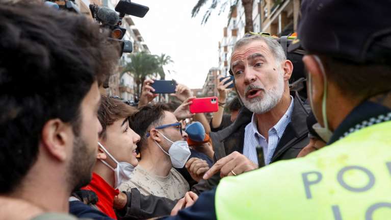 Χαμός στη Βαλένθια: Πλημμυροπαθείς πέταξαν λάσπη σε Φελίπε, Λετίσια και Σάντσεθ - &quot;Δολοφόνοι&quot; φώναζαν [εικόνες-βίντεο]