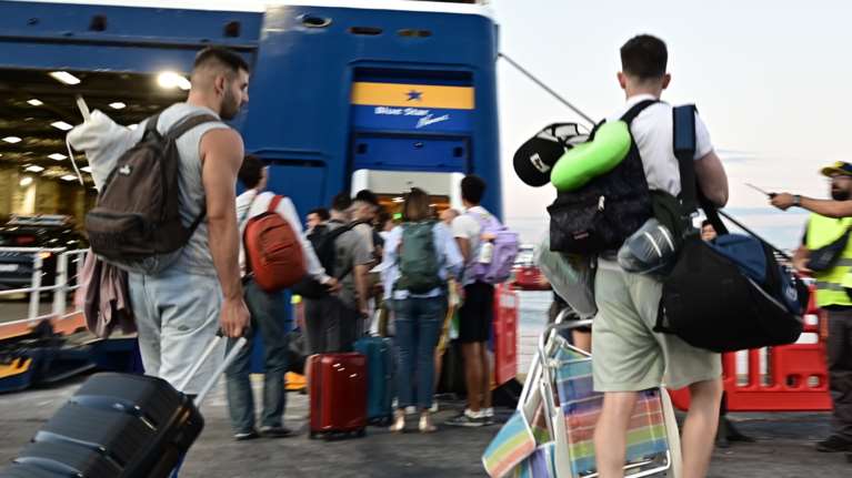 Σε εξέλιξη η μεγάλη έξοδος του Αυγούστου: Αναχωρούν γεμάτα τα πλοία από τον Πειραιά [εικόνες]