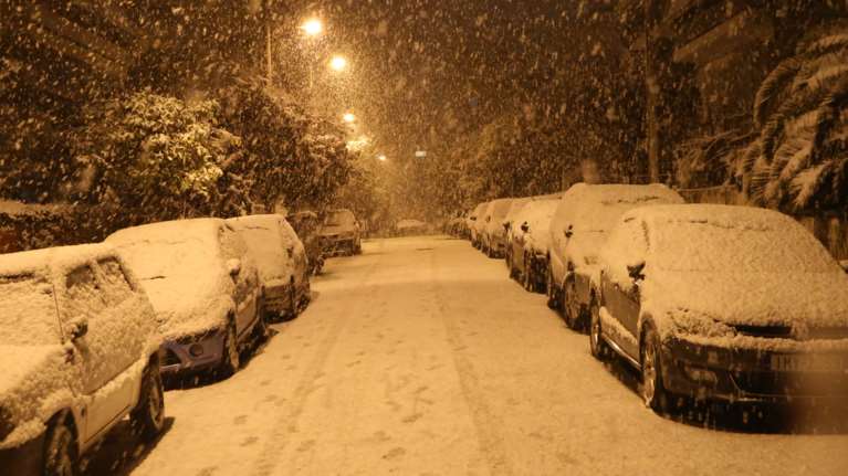 Κακοκαιρία &quot;Μήδεια&quot;: Κάτασπροι οι δρόμοι της Αθήνας - Εντυπωσιακές εικόνες από το κέντρο