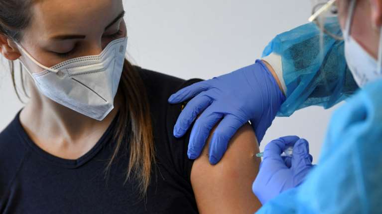 &quot;Φρένο&quot; από τη Γερμανία στο εμβόλιο της AstraZeneca εξαιτίας περιστατικών θρομβώσεων