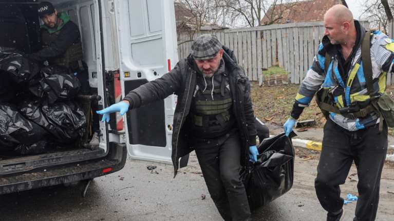 Πόλεμος στην Ουκρανία: Οργή σε ΕΕ και ΝΑΤΟ για τη σφαγή αμάχων - Προειδοποίηση για νέες κυρώσεις στη Ρωσία