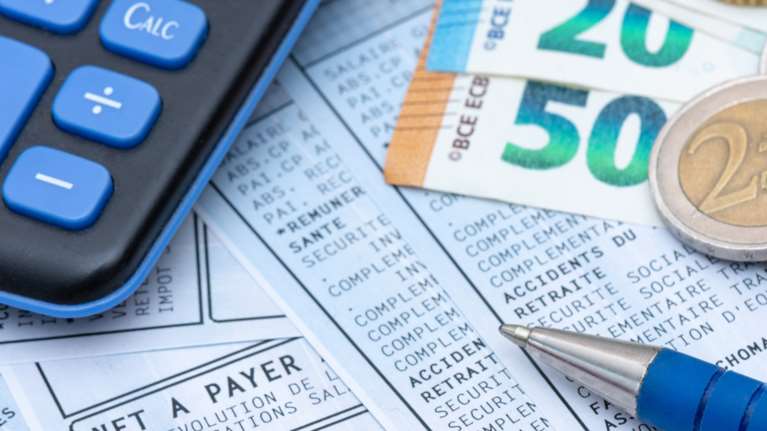 Κατώτατος μισθός: Πώς 550.000 εργαζόμενοι θα δουν 500€ επιπλέον στην τσέπη τους το 2026