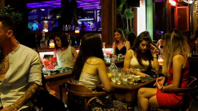 Αυτό είναι το σχέδιο για τον διαχωρισμό σε αμιγείς ή μικτούς χώρους - Βαριά πρόστιμα σε επιχειρήσεις και πελάτες