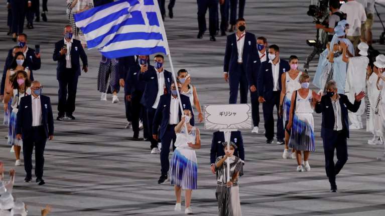 Ολυμπιακοί Αγώνες: Πετρούνιας και Κορακάκη μπήκαν πρώτοι στο Στάδιο με την Ελληνική σημαία [Εικόνες]