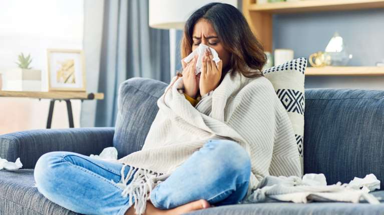 Κορονοϊός: Τα τέσσερα πρώτα συμπτώματα που εμφανίζονται στη μετάλλαξη Όρθρος - Τα προειδοποιητικά σημάδια