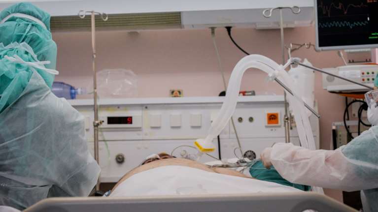 ΜΕΘ στα &quot;όρια ασφυξίας&quot;: Στο 18% οι κενές κλίνες για κορονοϊό, μόνο 12 κρεβάτια ελεύθερα στη Θεσσαλονίκη