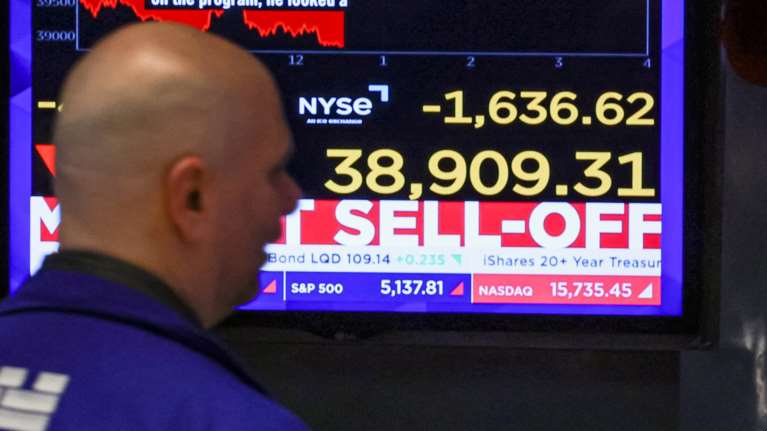 "Βουτιά" στη Wall Street: Αγωνία και αβεβαιότητα με την εκτόξευση στο 145% για τους δασμούς στην Κίνα από τον Τραμπ