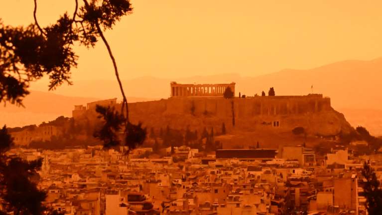 Χαλάει ο καιρός: Επανέρχεται η αφρικανική σκόνη με βροχές, καταιγίδες και πτώση της θερμοκρασίας
