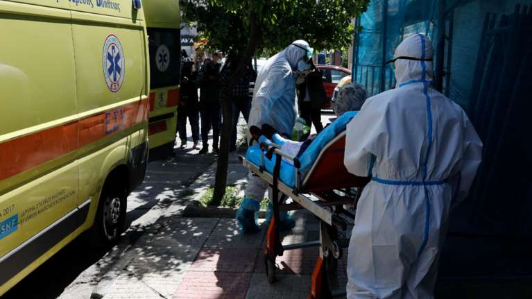 Ανησυχία για τα νέα κρούσματα κορονοϊού: Ετοιμη η κυβέρνηση για τοπικά lockdown- Γιατί επιστρέφει η ενημέρωση Τσιόδρα