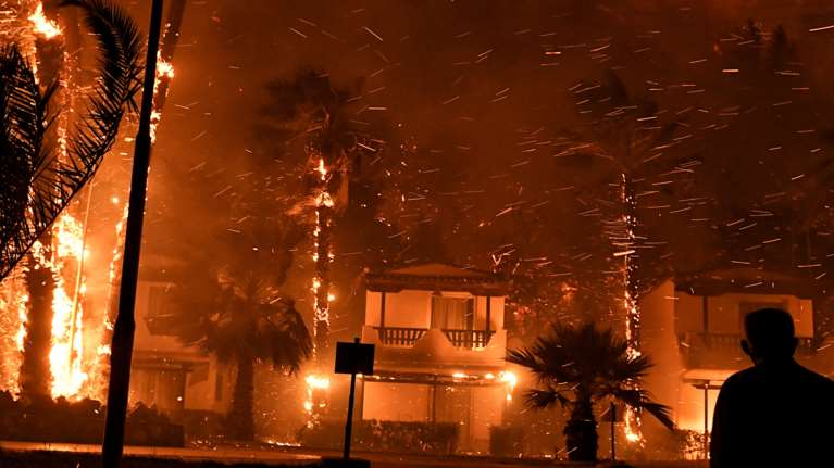 Φωτιά στον Σχίνο Κορινθίας: Σκληρή μάχη με τις φλόγες - Στάχτες σπίτια και μεγάλες εκτάσεις δάσους - Εκκενώθηκαν οικισμοί