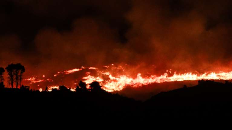 Νύχτα τρόμου στην Εύβοια: &quot;Εκκενώστε όλο το ανατολικό μέτωπο&quot; - Πλωτά σκάφη στην παραλία της Αγίας Άννας [εικόνες]