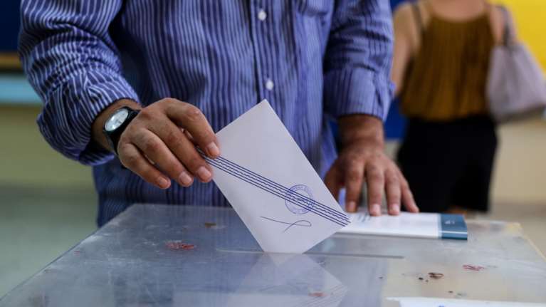 Δημοσκόπηση Alco: Μπροστά με 8,9% η ΝΔ - Εκτός Βουλής ο Βαρουφάκης - Ανησυχία για ακρίβεια και Ουκρανία