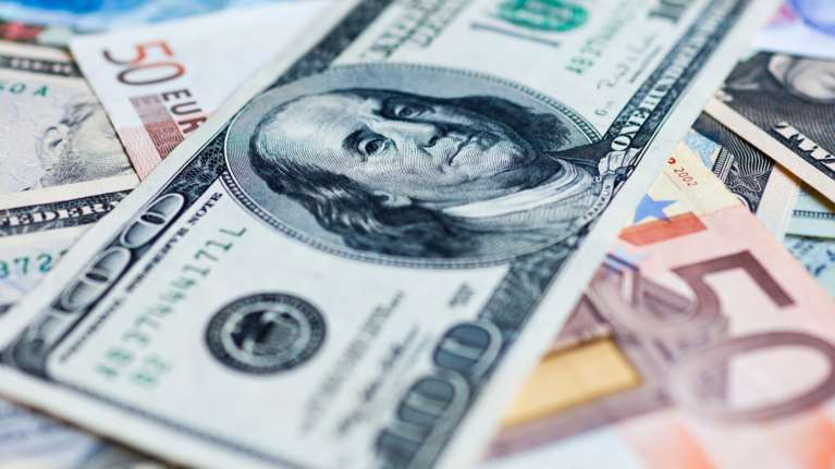 Ανάλυση: Γιατί πέφτει το ευρώ έναντι του δολαρίου - Πώς επηρεάζονται καταναλωτές και επιχειρήσεις