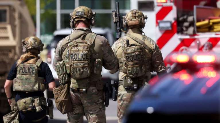 Δολοφονία Τσάρλι Κερκ: Πιο κοντά στον εκτελεστή του - Βρέθηκε η καραμπίνα και αποτύπωμα παλάμης - Έχει την ηλικία φοιτητή