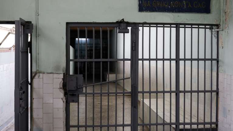 Συναγερμός στις φυλακές Κορυδαλλού: Βρέθηκε θαμμένο στο προαύλιο πιστόλι με γεμιστήρα και σφαίρες [βίντεο]