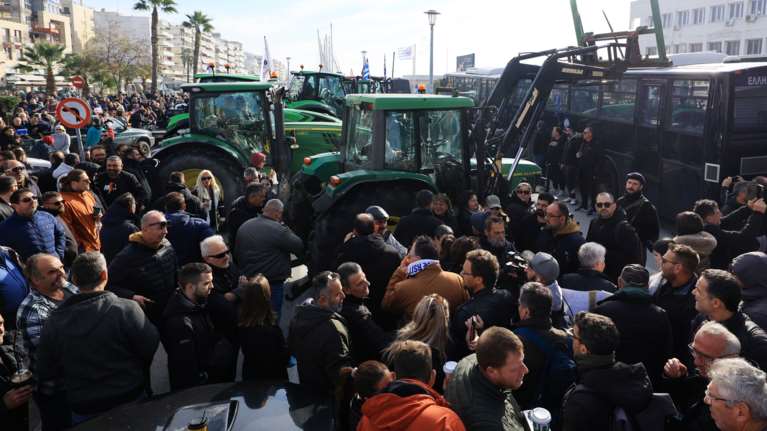 Αγροτικά μπλόκα: Διάλογο χωρίς τελεσίγραφα θέλει η κυβέρνηση - "Κοστολογούμε τα αιτήματα"