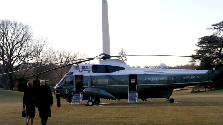 ΗΠΑ: Ο Τραμπ φεύγει και υπόσχεται πως θα ξαναγυρίσει - &quot;Θα επιστρέψω με τον ένα ή τον άλλο τρόπο&quot;