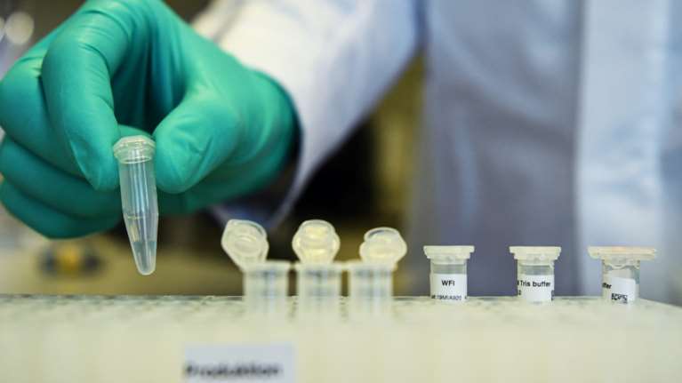 &quot;Βόμβα&quot; Π.Ο.Υ. για κορονοϊό: Δεν περιμένουμε εμβόλιο για τουλάχιστον ένα χρόνο ακόμη