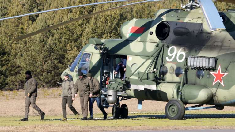 Με ελικόπτερο οι Ουκρανοί διαπραγματευτές στη Λευκορωσία - Συζητήσεις ενώ μαίνεται ο πόλεμος [εικόνες - βίντεο]