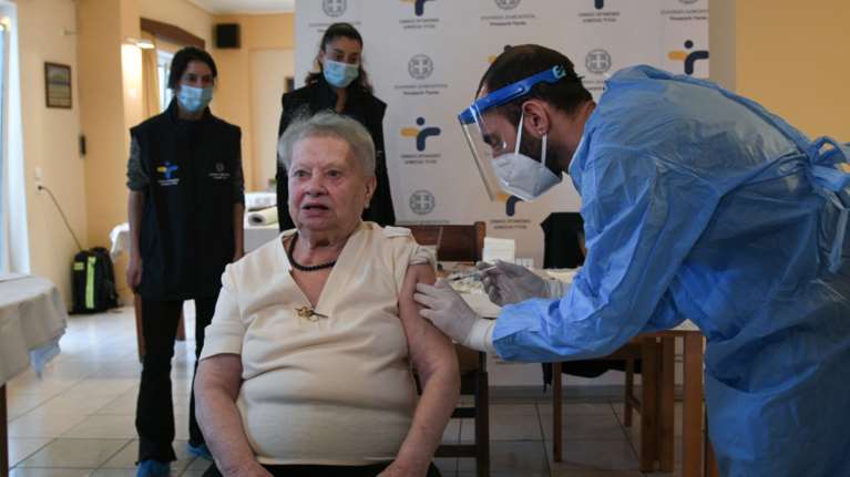Eμβολιασμοί: Ανοίγει την Παρασκευή η πλατφόρμα για ευπαθείς ομάδες και για άτομα 70-74 ετών - Ακολουθούν οι 65-69