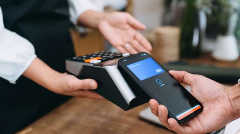 Αυξήσεις έως... 700% σε πληρωμές με κάρτα στα ταξί, στα κομμωτήρια και στα πλυντήρια αυτοκινήτων