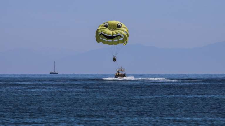 Τραγωδία στα Σύβοτα: Γυναίκα που έκανε αλεξίπτωτο θαλάσσης έχασε τη ζωή της όταν ξέσπασε μπουρίνι