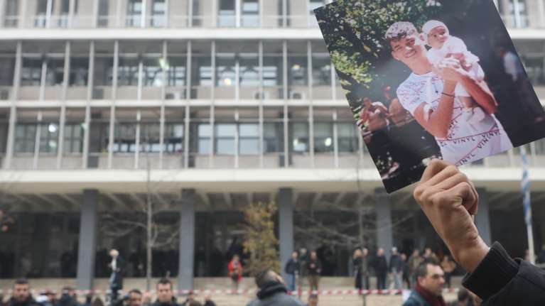 Με φωτογραφίες του 16χρονου αναρχικοί και Ρομά έξω από τα δικαστήρια, καίνε 20ευρα - Ολοκληρώθηκε η απολογία του αστυνομικού