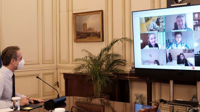 &quot;Τηλεκπαίδευση&quot; για τον Μητσοτάκη με μαθητές δημοτικού: Τα σχολεία θα είναι τα πρώτα που θα ανοίξουν - Λίγη υπομονή