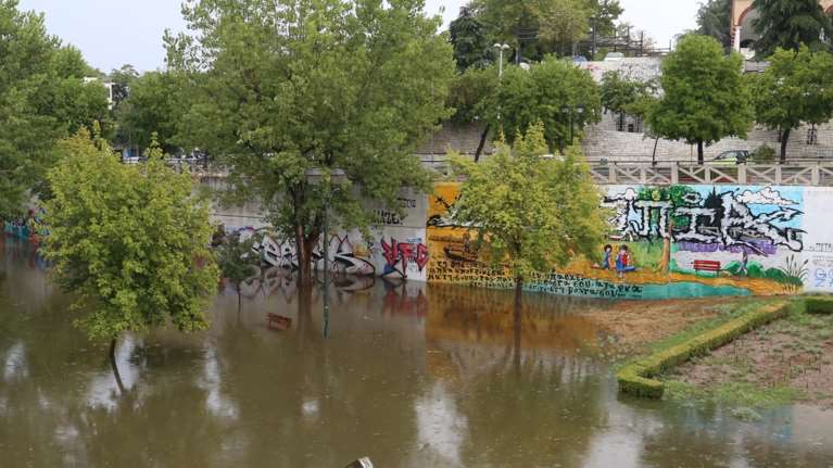 Κακοκαιρία Daniel: Συναγερμός στη Λάρισα για την υπερχείλιση του Πηνειού - Εκκενώθηκαν τρία χωριά, πλημμυρίζει και η πόλη