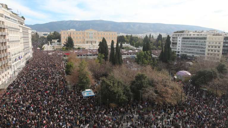 Τέμπη: "Λαοθάλασσα" στο Σύνταγμα - Συγκεντρώσεις διαμαρτυρίας από το Τορόντο μέχρι την Κύπρο [εικόνες-βίντεο]