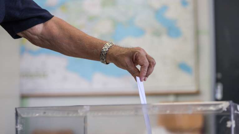 Οι τελευταίες δημοσκοπήσεις πριν την κάλπη: Έως και 44% η ΝΔ, θρίλερ για την είσοδο στη Βουλή, σενάριο ακόμα και για 9 κόμματα