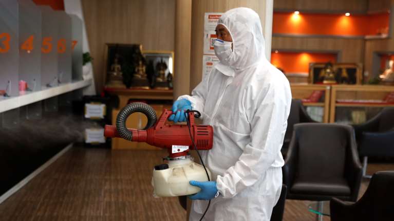 Tα τέσσερα αναπάντητα μυστήρια για το πώς μεταδίδεται ο κορονοϊός