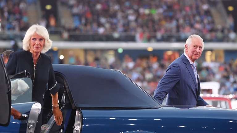 Εμφάνιση του Πρίγκιπα Κάρολου με vintage Aston Martin που κινείται με τυρί και κρασί - [Βιντεο]