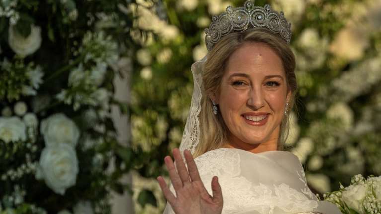 Το bridal look της Θεοδώρας: Η απόλυτη μεταμόρφωση του νυφικού της στη δεξίωση - Τα 3 κομμάτια που αφαίρεσε για να είναι άνετη