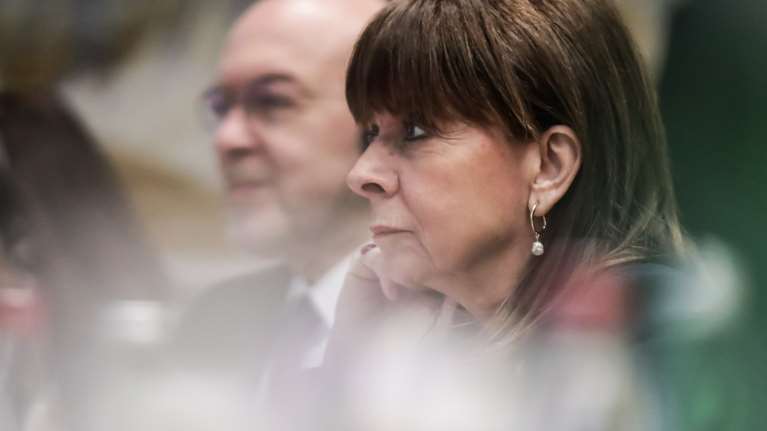 Η Κατερίνα Σακελλαροπούλου απαντάει αν μένει μόνιμα στο Προεδρικό: &quot;Ο σύντροφός μου άφησε ό,τι έκανε, για να με στηρίξει&quot;