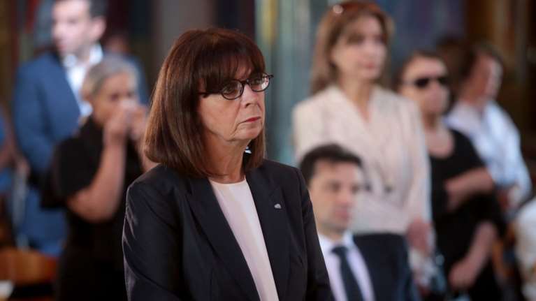 Συγκίνηση στο Μάτι: Μνημόσυνο για τα 102 θύματα της τραγωδίας, παρουσία της Κατερίνας Σακελλαροπούλου [εικόνες]