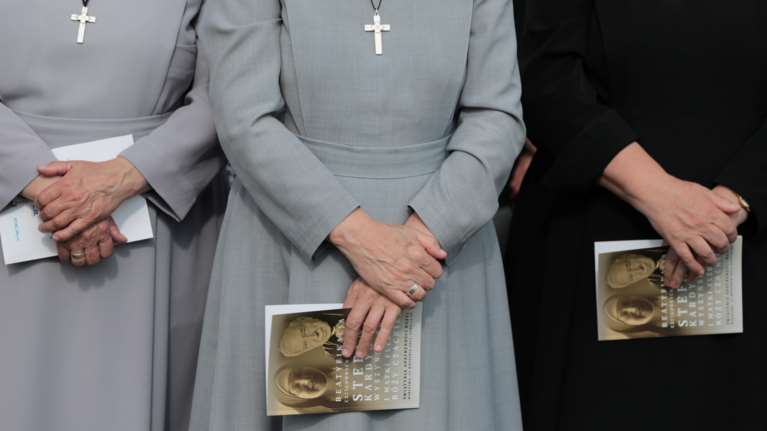 Σοκάρουν οι μαρτυρίες των θυμάτων των καθολικών ιερέων στη Γαλλία- &quot;Με έσφιγγε στο στήθος και μου κατέβαζε το εσώρουχο&quot;