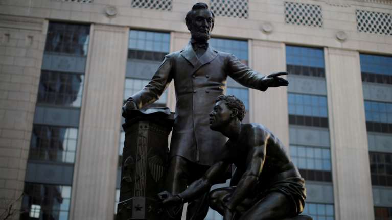 Βοστόνη:  Ο Δήμος απομακρύνει άγαλμα του Λίνκολν με έναν σκλάβο γονατισμένο μπροστά του [Εικόνα]