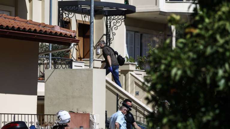 Γλυκά Νερά: Ο πιλότος έπνιξε τον σκύλο με τα χέρια του και τον κρέμασε στη σκάλα του σπιτιού